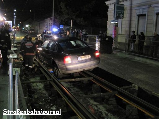 Pkw in Gleisbaustelle Donaufelder Straße
