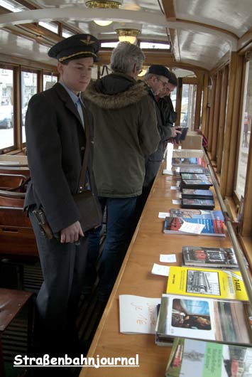 Im GS: Jahrbuchverkauf