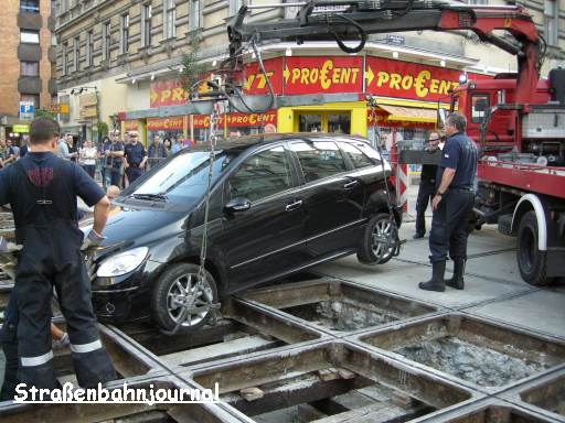 Pkw in Gleisbaustelle Kaiserstr./Westbahnstr.
