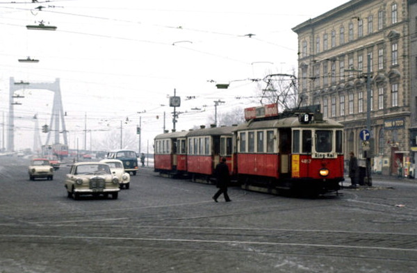 Datei:M Linie B Reichsbrücke.jpg
